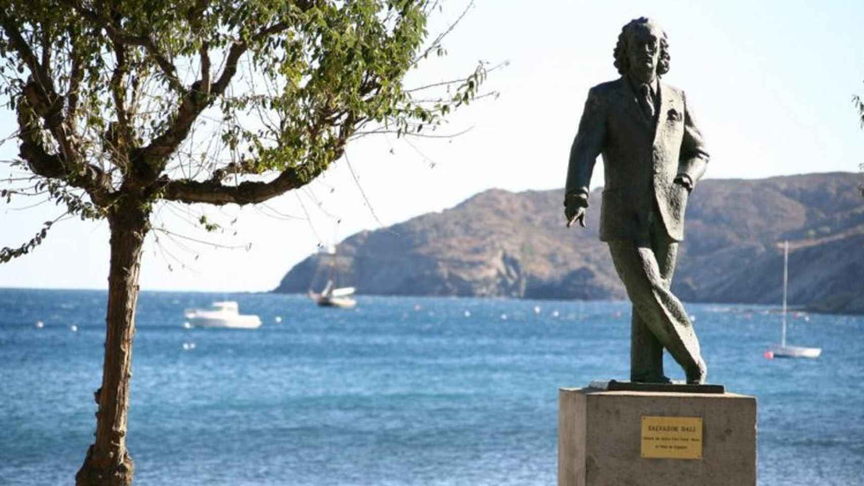 Escultura de Salvador Dalí en Cadaqués / TURISME DE CADAQUÉS