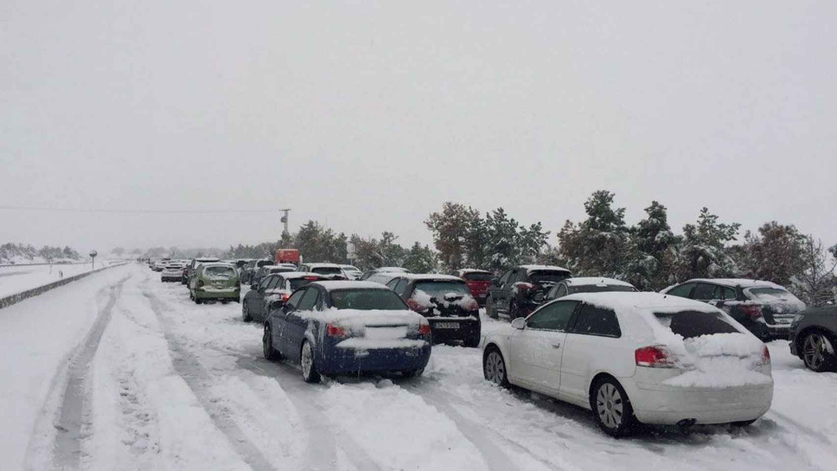 Una foto de los atascos de vehículos a causa de la nieve en las carreteras