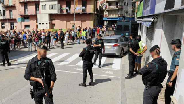 Registro en un domicilio de Ripoll (Girona), donde residían varios de los implicados en los atentados de Barcelona y Cambrils / EFE