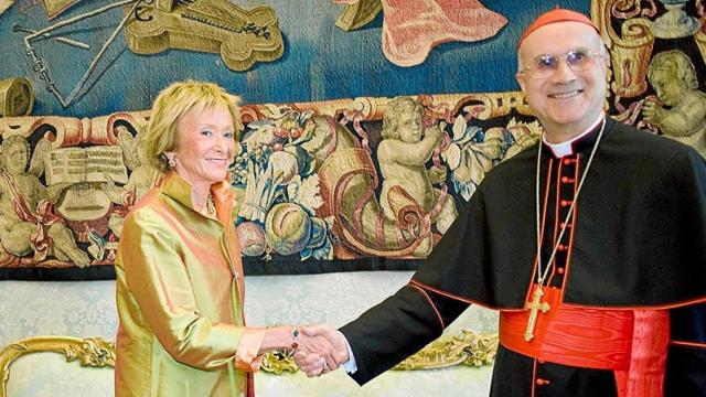 María Teresa Fernández de la Vega durante su encuentro con Tarsio Bertone en El Vaticano.