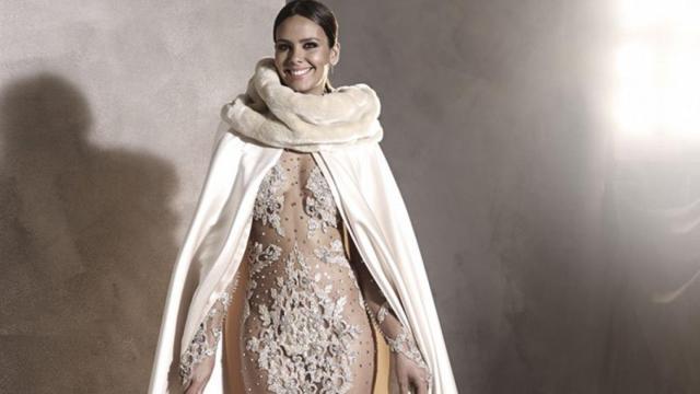 Cristina Pedroche con la creación completa: vestido y capa de cuello de piel.