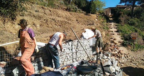 El muro ilegal construido cerca de Can Masdéu, en pleno parque natural / CEDIDA