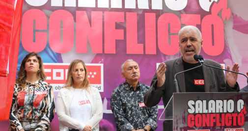 El secretario general de CCOO, Unai Sordo; interviene durante la concentración ante la Confederación Española de Organizaciones Empresariales / EUROPA PRESS