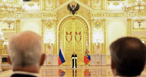 El presidente ruso, Vladimir Putin, habla durante una ceremonia celebrada para recibir las credenciales de 24 embajadores extranjeros recién nombrados en el Alexander Hall del Gran Palacio del Kremlin. / KREMLIN – EUROPA PRESS