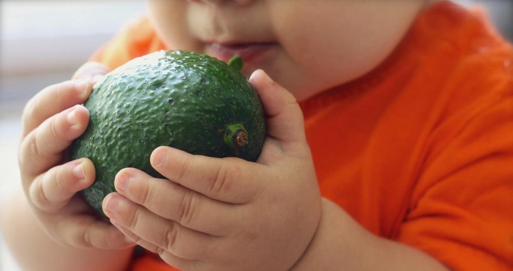 Niño con una fruta en las manos / PIQSELS