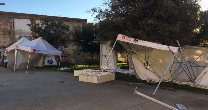 Las carpas afectadas por el viento en la Fira de l' Ensenyament en Badalona / CG