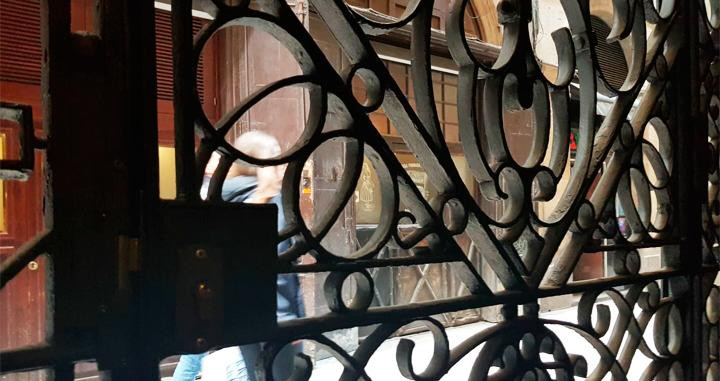 Portal en el que los 'narcos' han instalado un piso-supermercado. También han roto la puerta / CG