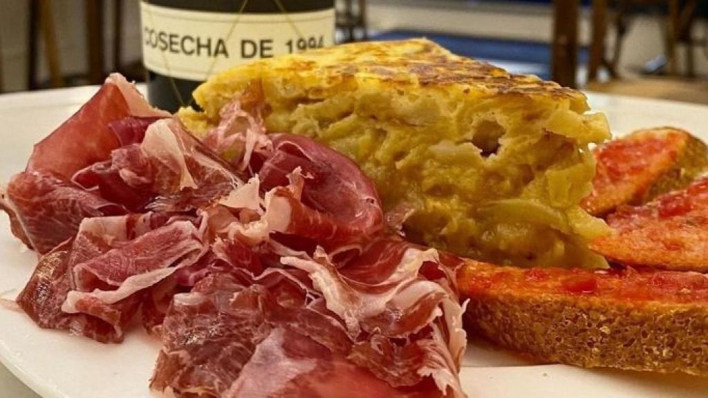 Desayuno completo servido en una de las mesas de Mantequerías Pirenaicas