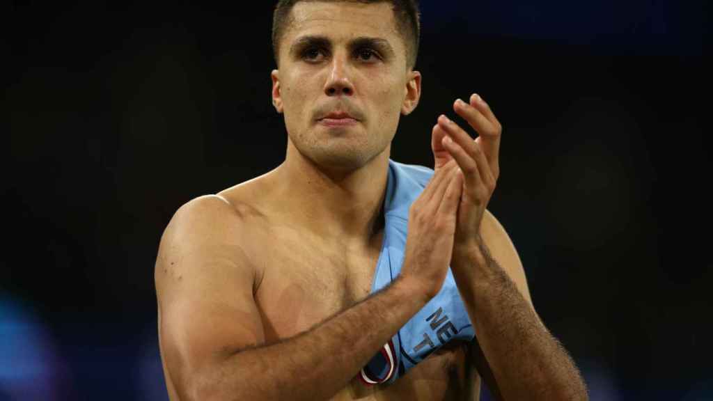 Rodri aplaude en el Etihad Stadium tras eliminar al Real Madrid