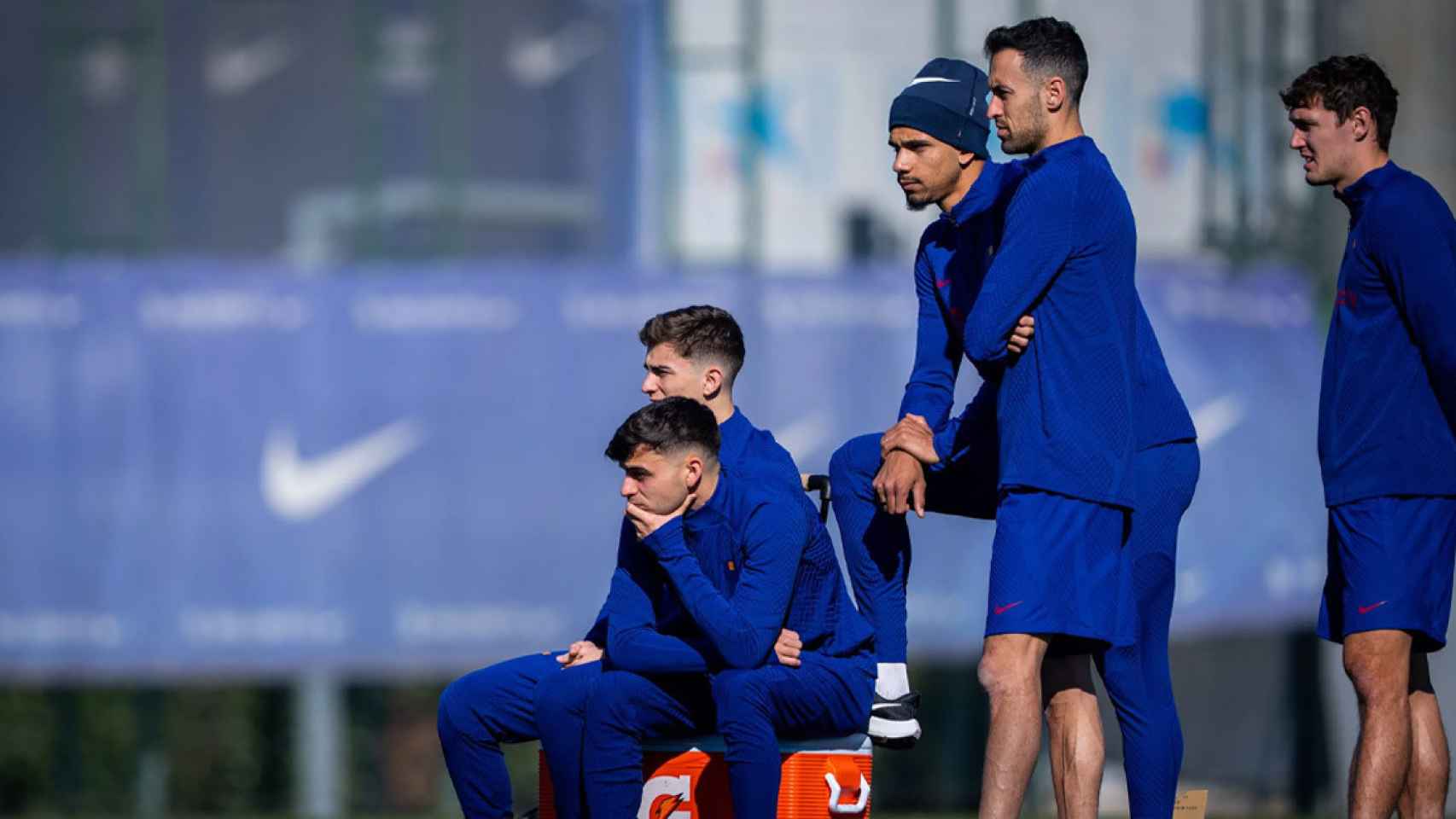 Busquets, Pedri, Araujo, Gavi y Christensen en un entrenamiento del primer equipo con ropa azul