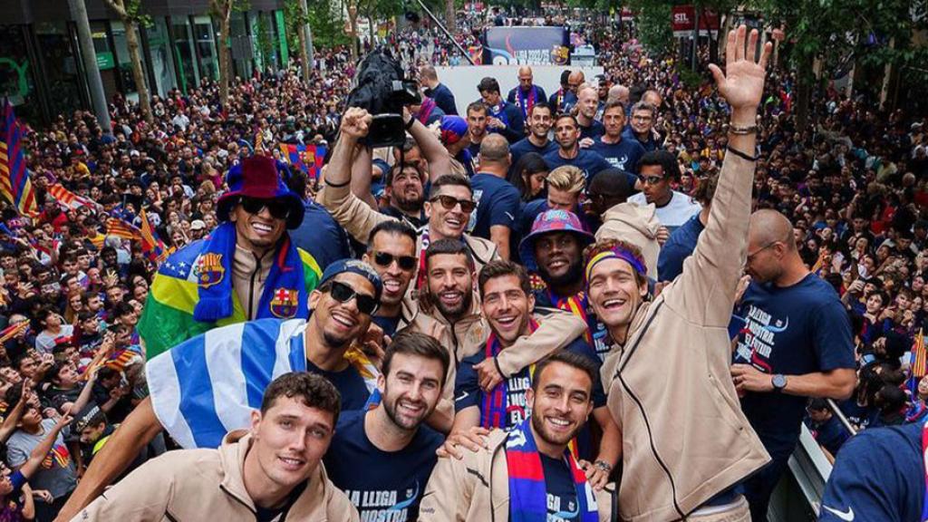 Una de las grandes fotos tomadas durante la rúa de celebración de la Liga del Barça