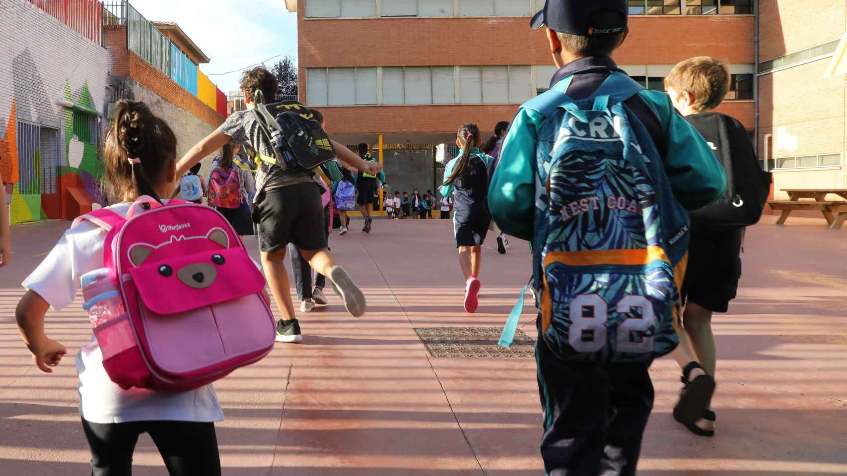 Un grupo de niños entrando al colegio