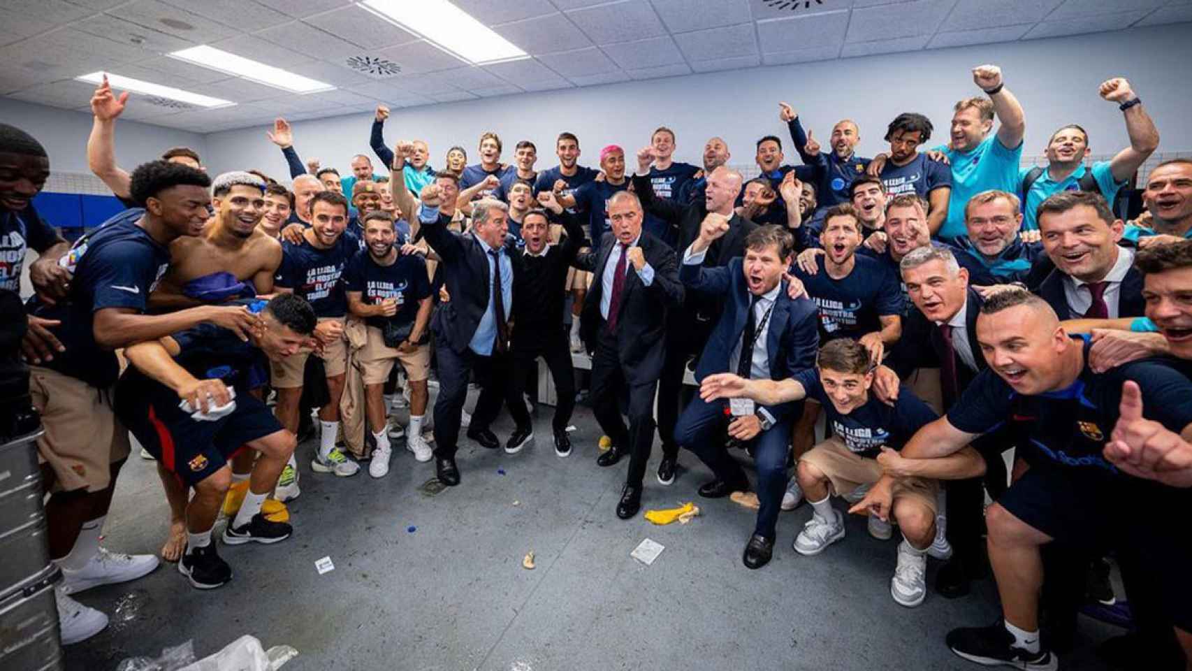 Futbolistas, cuerpo técnico y algunos miembros de la directiva celebran la Liga en Cornellà