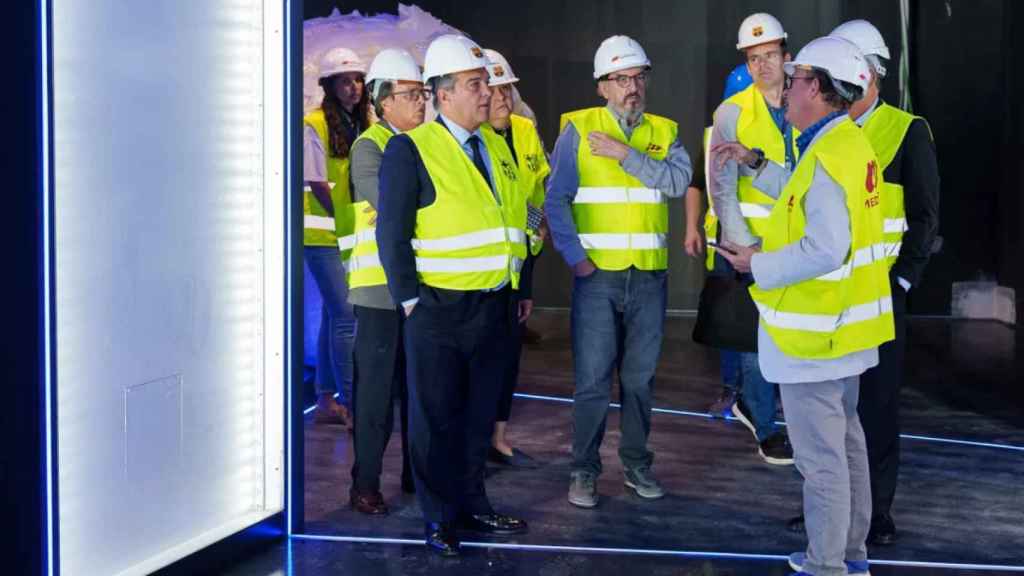 Laporta y Roures visitan las obras del nuevo museo temporal