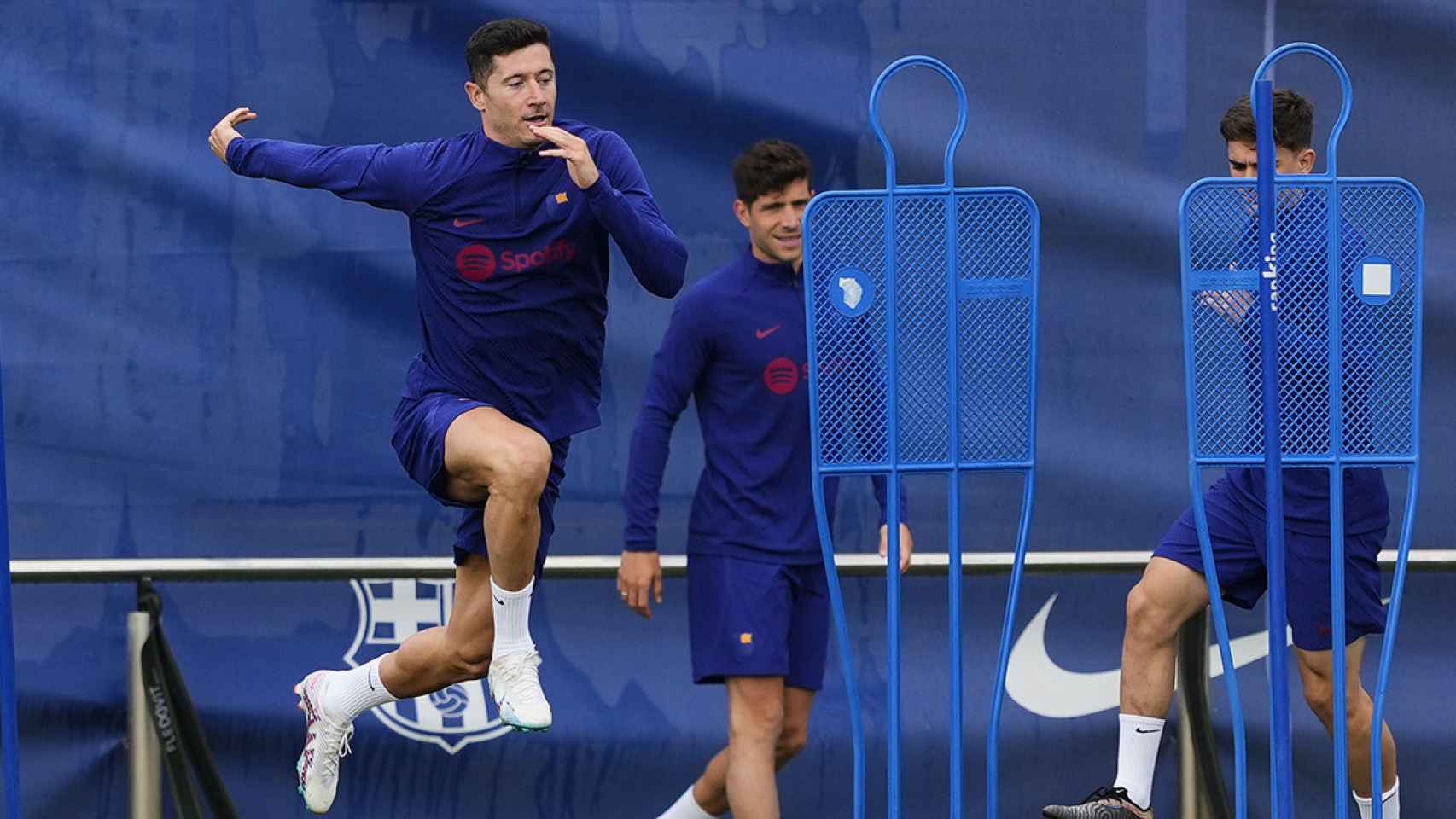 Robert Lewandowski, durante un entrenamiento del Barça en la Ciutat Esportiva / EFE