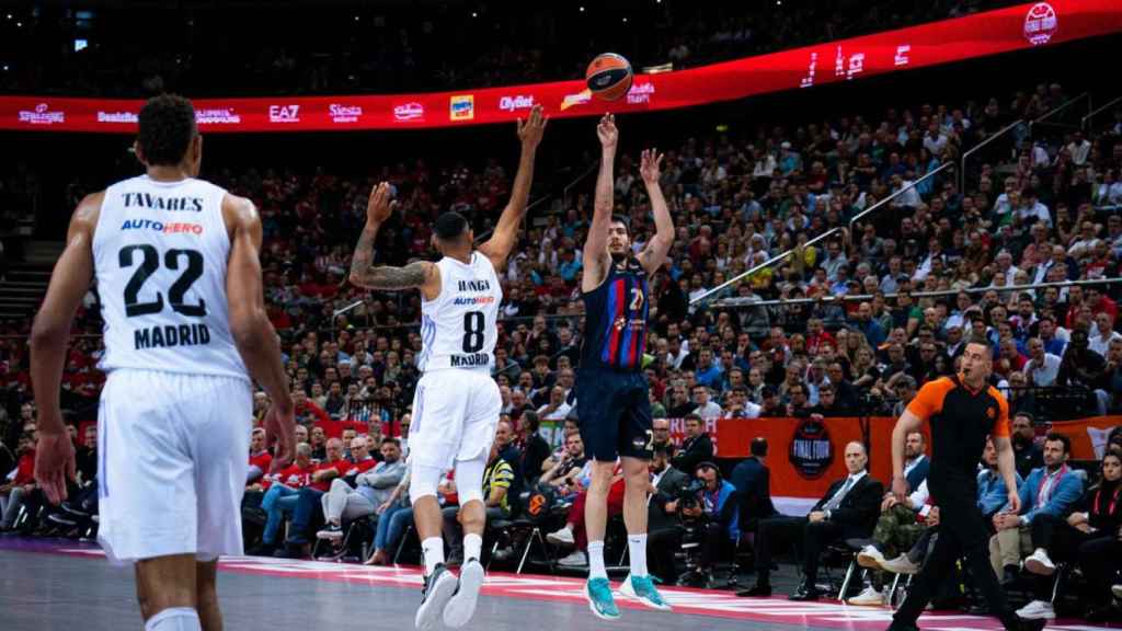 Abrines anota un triple contra el Real Madrid en la Final Four de Kaunas / FCB