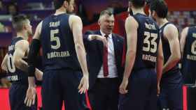 Saras Jasikevicius habla con Mirotic y otros jugadores del Barça de basket en la Final Four contra el Real Madrid