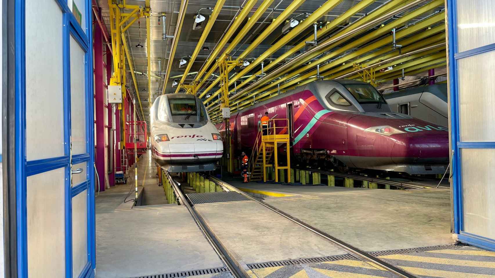 Imagen de un taller de mantenimiento de AV de Renfe