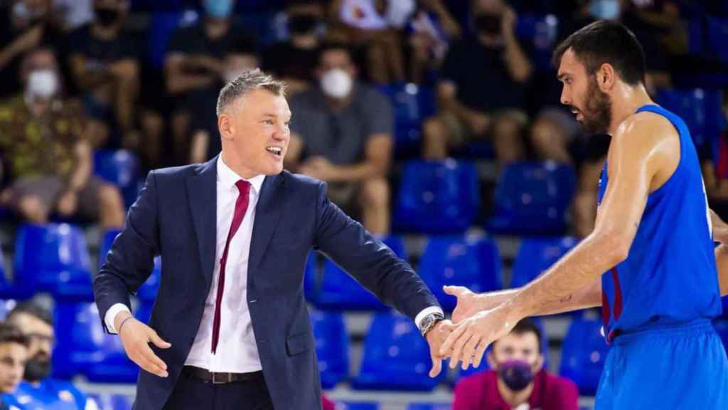 Jasikevicius y Mirotic se saludan tras un partido del Barça / FCB