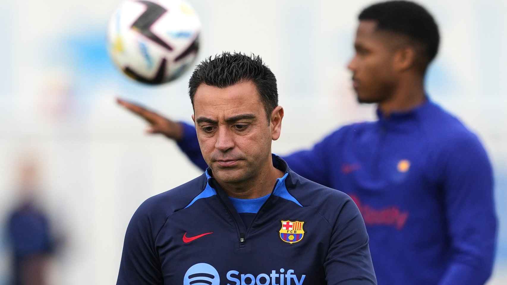 Xavi Hernández, junto a Ansu Fati en un entrenamiento del Barça / EFE