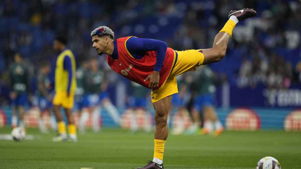 Ronald Araujo, durante un calentamiento previo a un partido con el Barça / EFE