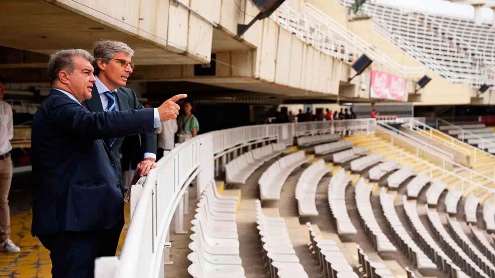 El presidente del FC Barcelona, Joan Laporta, examinando el Estadio de Montjuïc