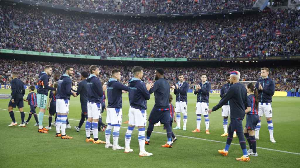 La Real Sociedad, haciendo el pasillo al Barça en el Camp Nou :/EFE