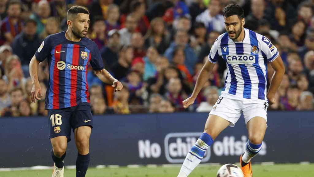 Merino, autor de un gol contra el Barça, ante la marca de Jordi Alba