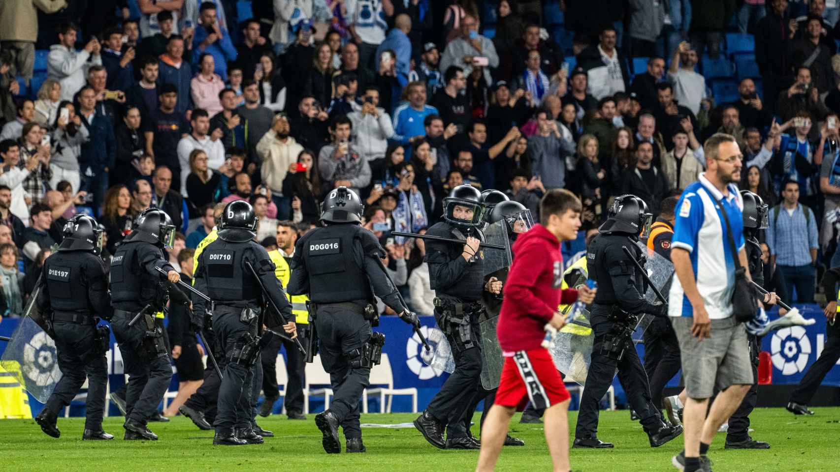 Los ultras del Espanyol invaden el campo