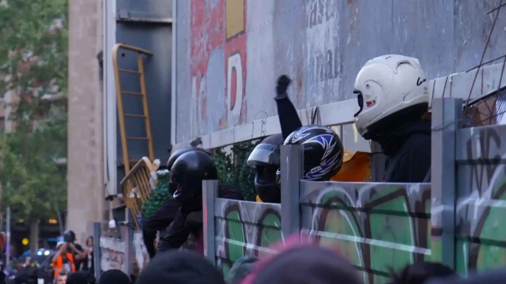 Los okupas de La Ruïna durante la manifestación contra Desokupa