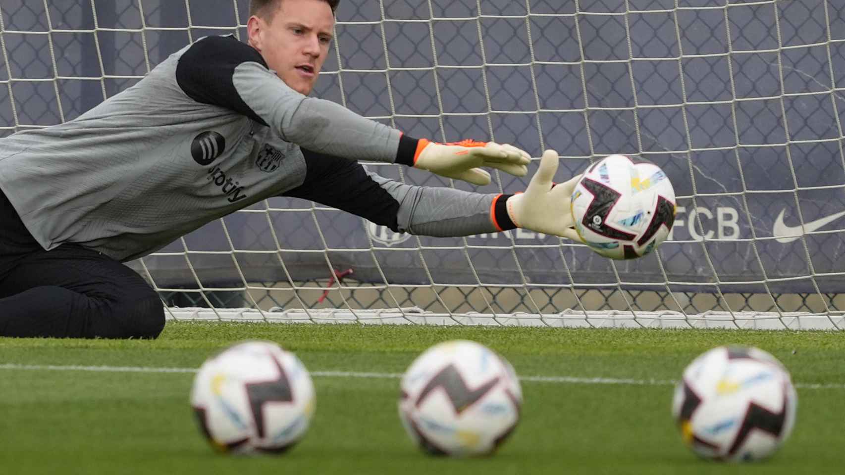 Ter Stegen, durante un entrenamiento con el FC Barcelona en la Ciutat Esportiva / EFE