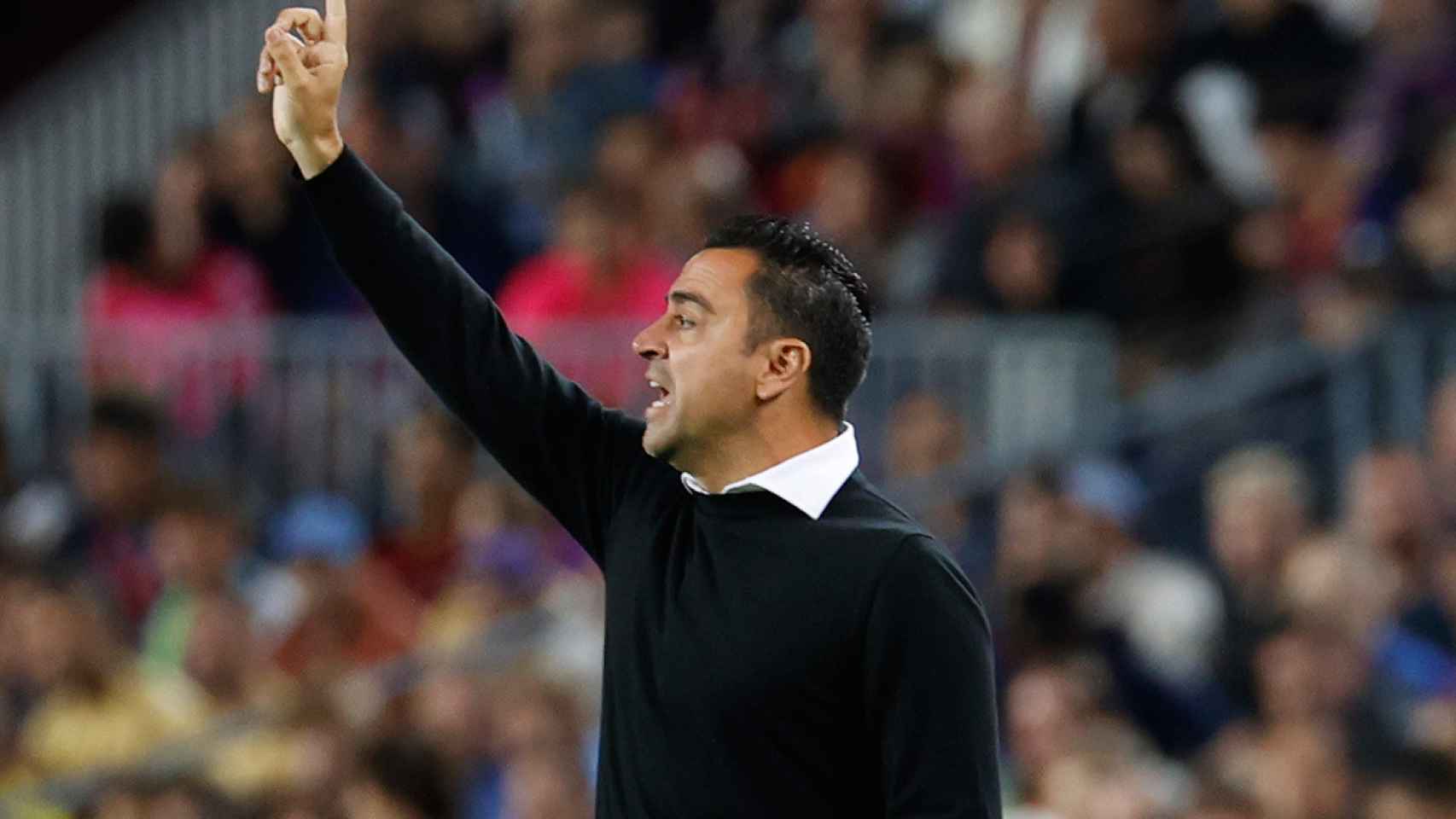 Xavi Hernández, dando indicaciones durante el FC Barcelona-Real Sociedad de Liga / EFE