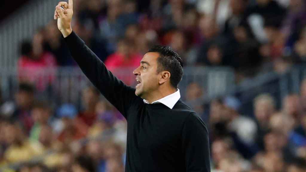 Xavi Hernández, dando indicaciones durante el FC Barcelona-Real Sociedad de Liga / EFE