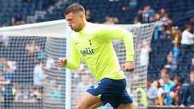 Clement Lenglet se entrena antes de un partido en la Premier League