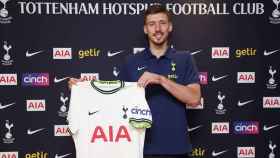 Clement Lenglet, posando con la camiseta del Tottenham / TOTTENHAM