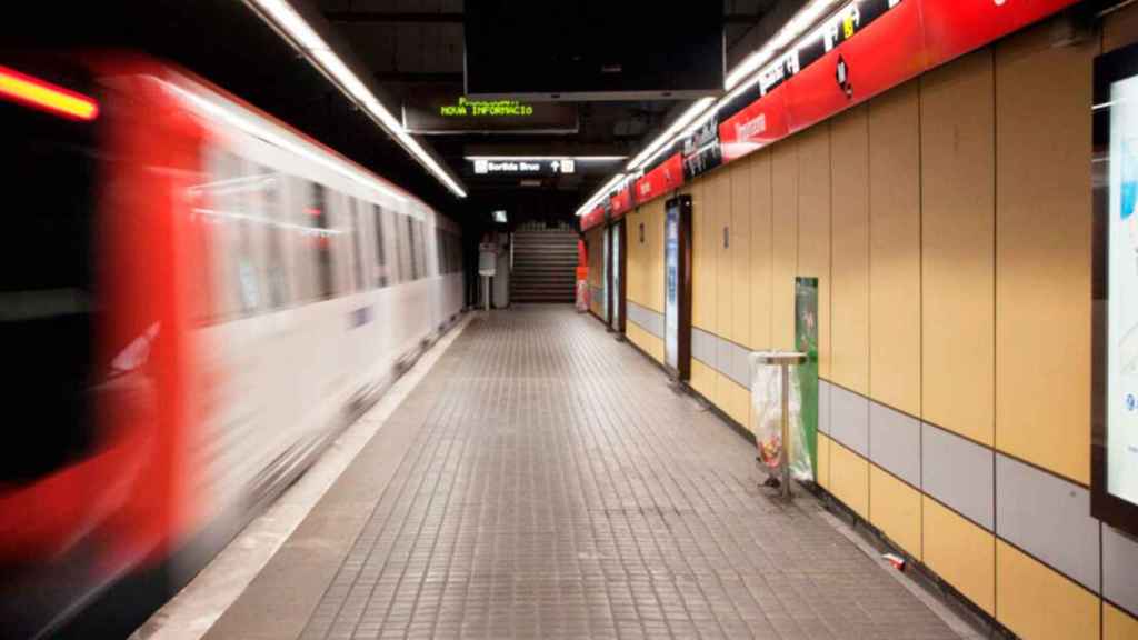 Un convoy de Metro en la estación de Urquinaona de Barcelona