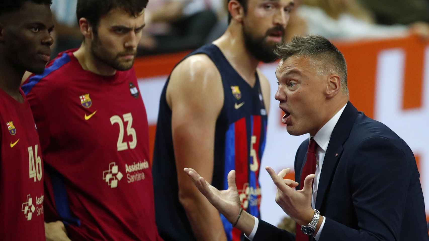 Jasikevicius da órdenes a sus jugadores ante el Real Madrid