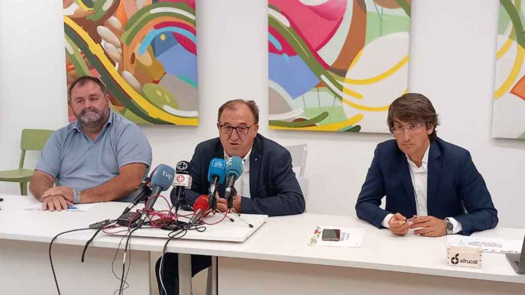 Benjamí Ibars, Carmel Mòdol y Manel Simón durante la presentación de las previsiones este lunes