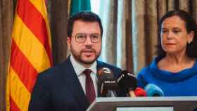 El presidente de la Generalitat, Pere Aragonès, junto a la líder del Sinn Féin, Mary Lou McDonald, en Dublín (Irlanda) el pasado febrero