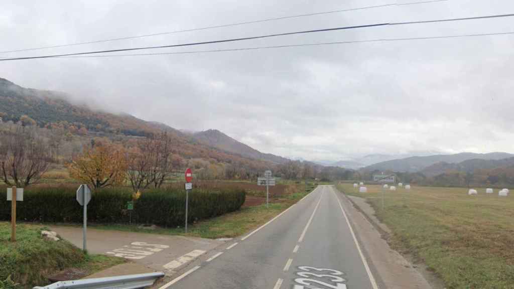 GIP-5223, a su paso por Riudaura, en Girona, donde ha muerto un menor en un accidente provocado por su hermano, que conducía borracho t drogado