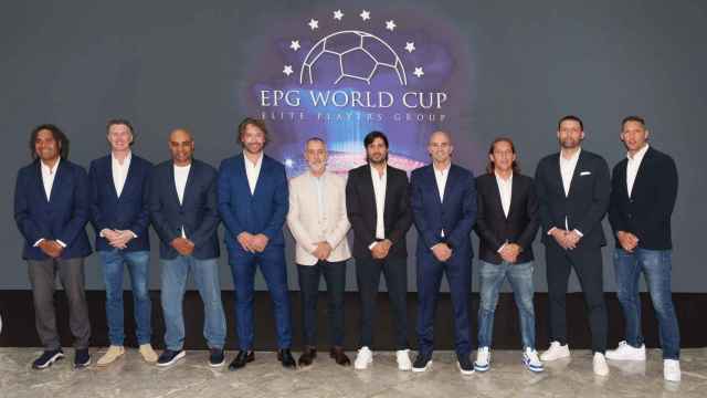 Matías Sarasola (centro), junto a los ocho exfutbolistas que impulsan la EPG World Cup