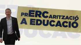 El consejero de Educación, Josep Gonzàlez-Cambray, y un cartel de UGT contra su gestión