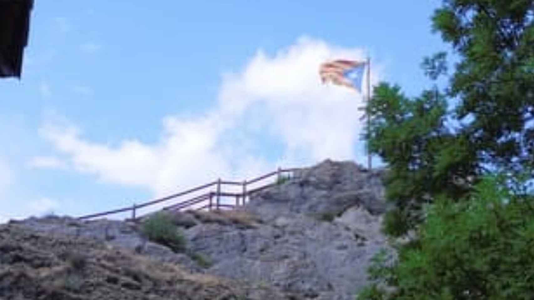 Bandera independentista situada en el parque natural Cadí-Moixeró