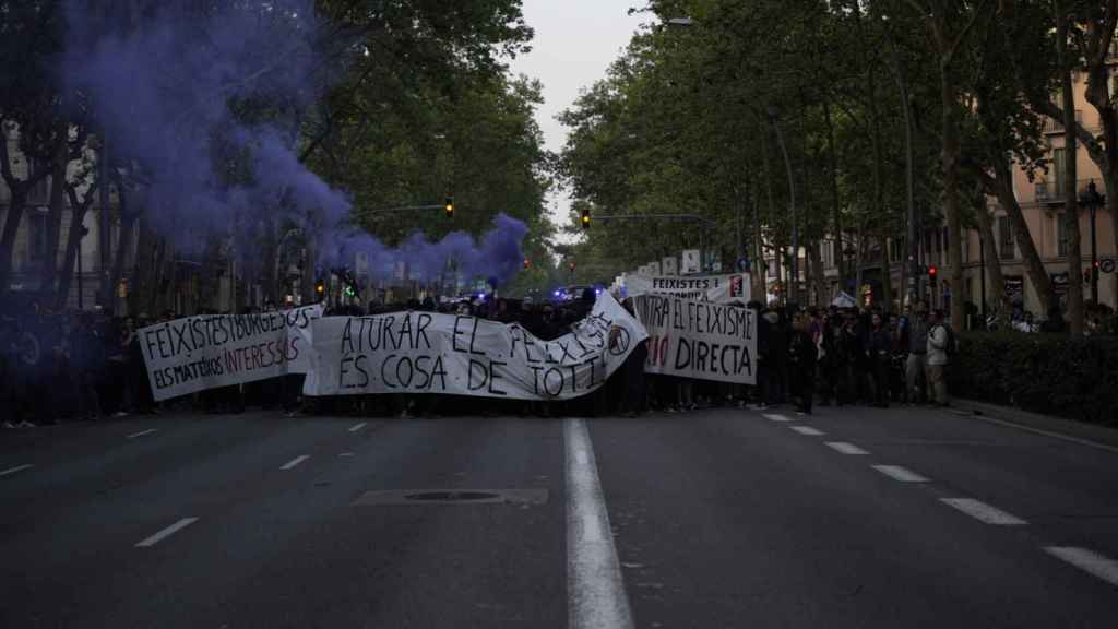 Los manifestantes lanzan botes de humo de colores en Gran Via