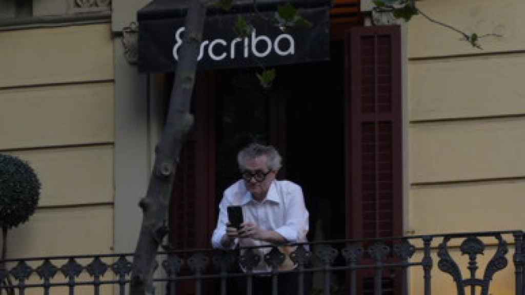 Escribà observa la manifestacion al paso por la Gran Via