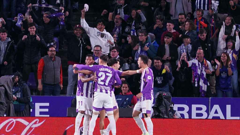 Los jugadores del Valladolid celebran el autogol de Christensen : EFE