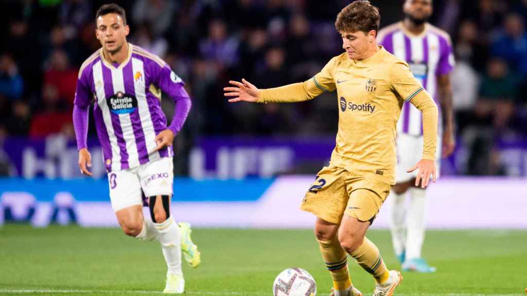 Pablo Torres controla el balón en Valladolid : FCB