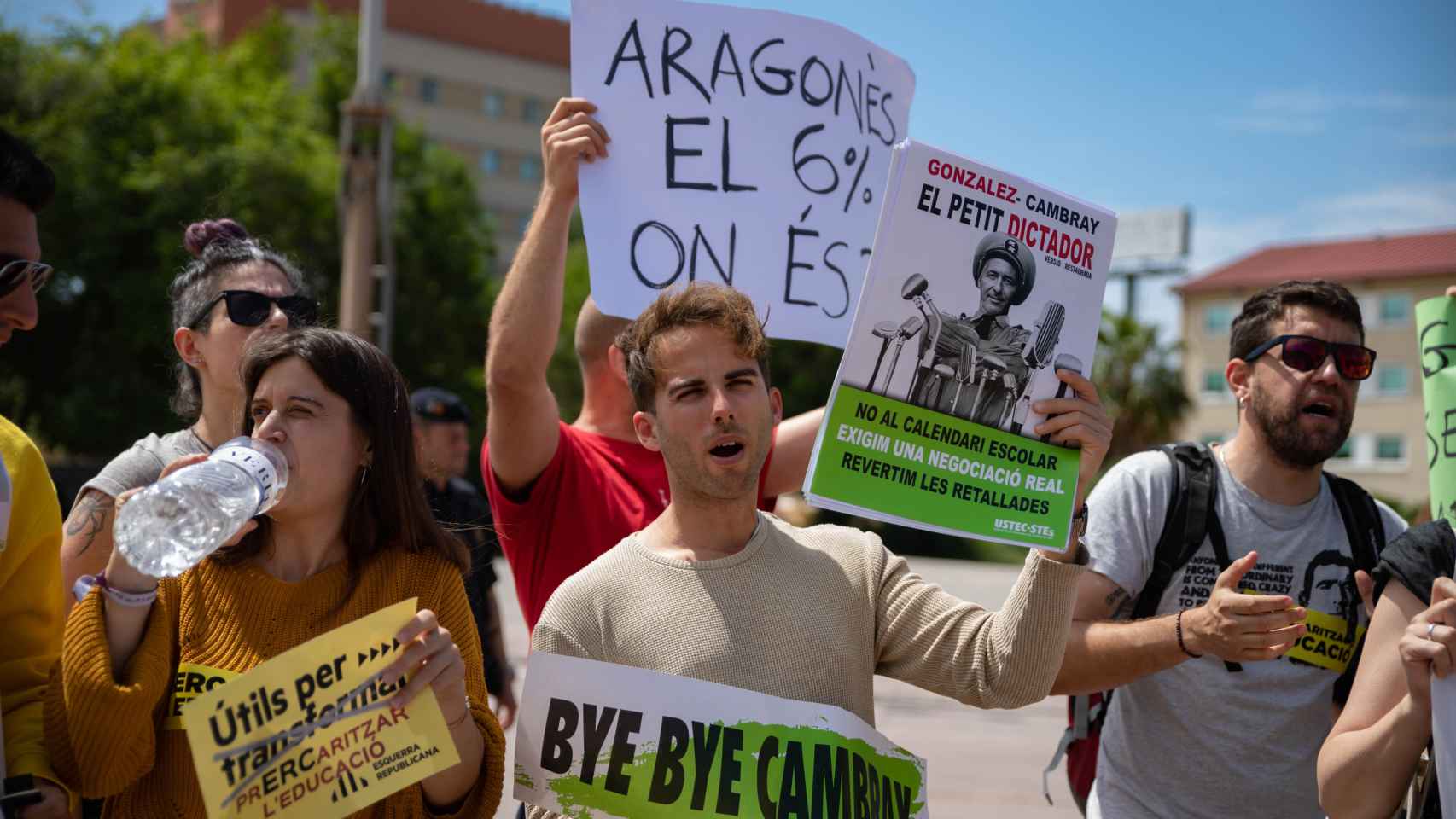 Una plataforma de profesores interinos protesta durante un acto de campaña electoral de ERC