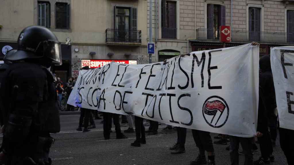 Mossos d'Esquadra en la manifestación pro-okupa de Barcelona