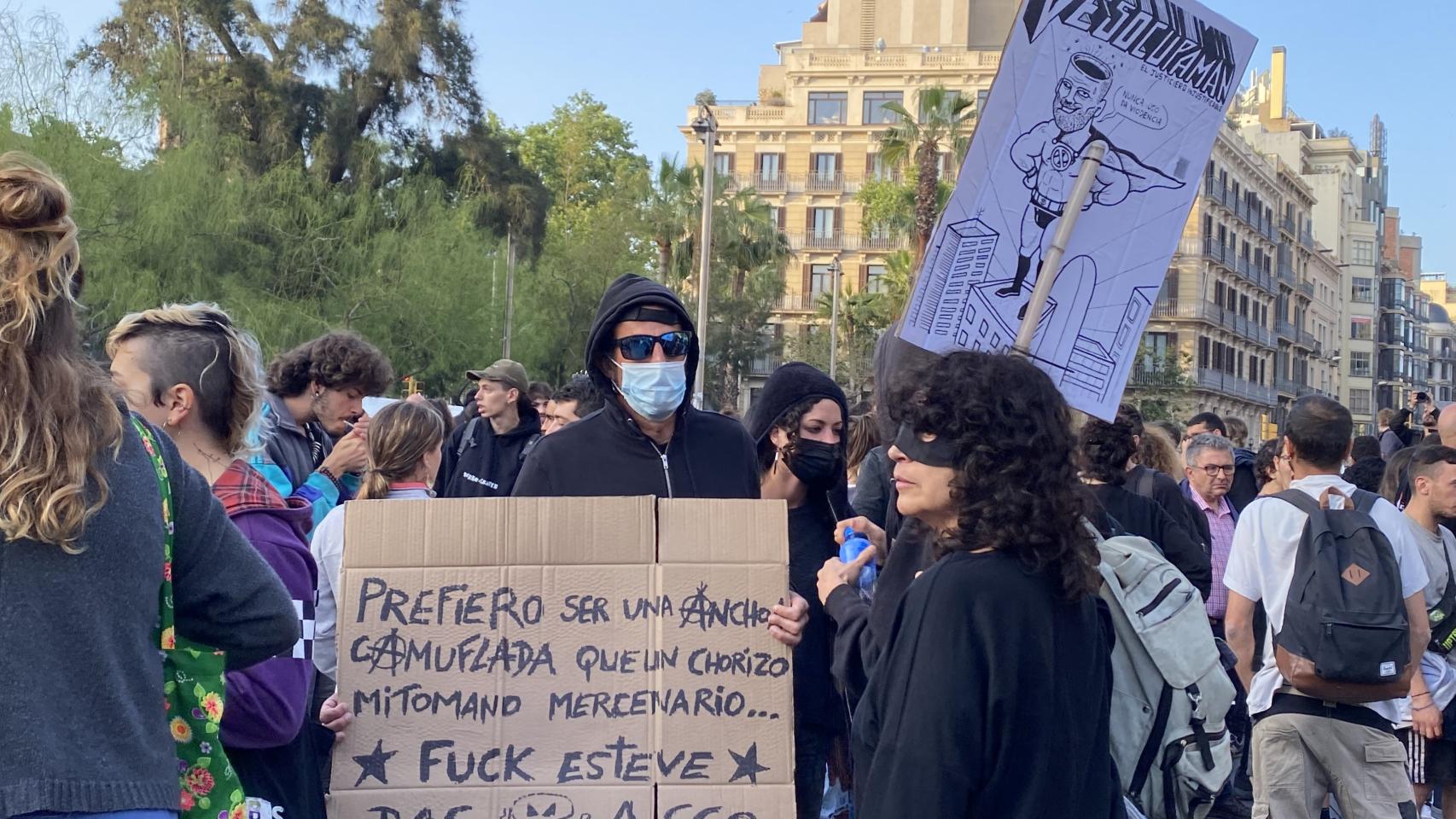 Manifestantes antisistema con carteles contra la empresa Desokupa